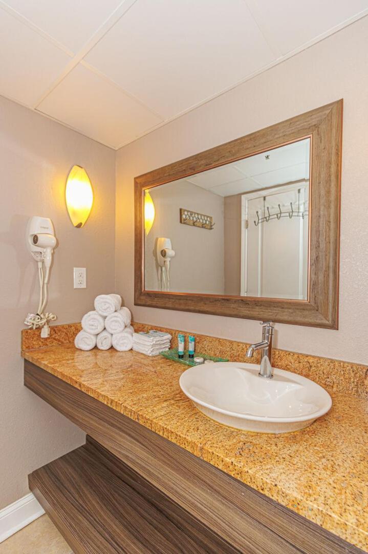 Oceanfront 1 Bedroom Suite With Beautiful Decor And Accents Caravelle Resort 1039 Sleeps 6 Guests Мертл-Біч Екстер'єр фото
